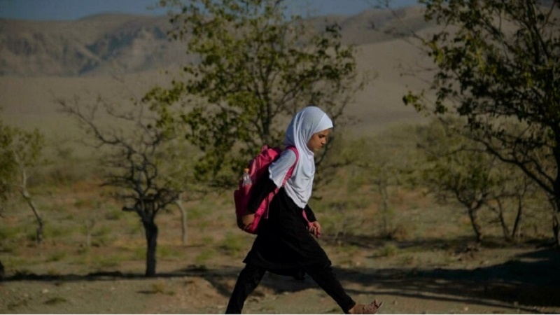 Iranpress: طالبان تحظر التعليم الإعدادي على الفتيات