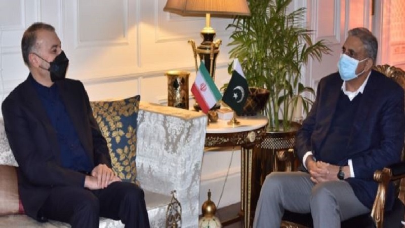 Iranpress: وزير الخارجية يبحث مع قائد الجيش الباكستاني العلاقات الثنائية 