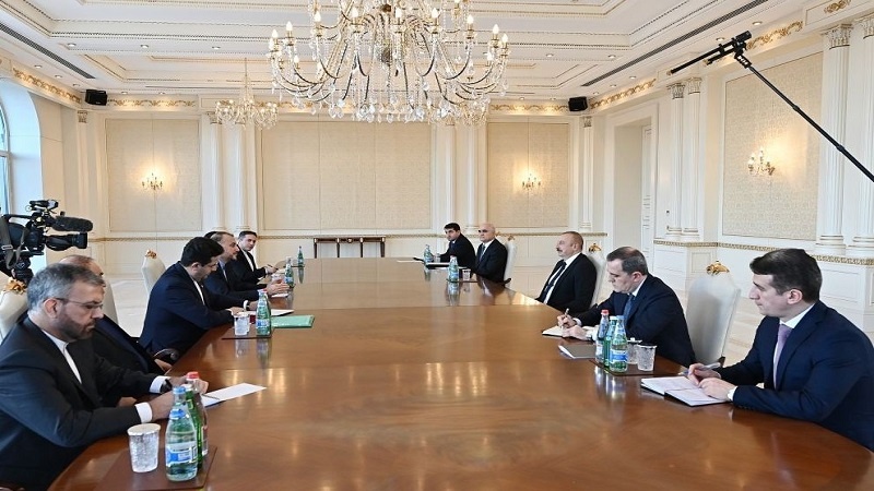 Iranpress: وزير الخارجية الإيراني یلتقی الرئيس الأذربيجاني