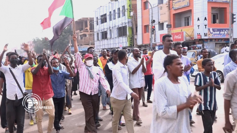 Iranpress: إصابة عشرات المتظاهرين السودانيين في الخرطوم