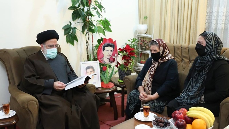 Iranpress: الرئيس الإيراني يزور منزل شهيد مسيحي