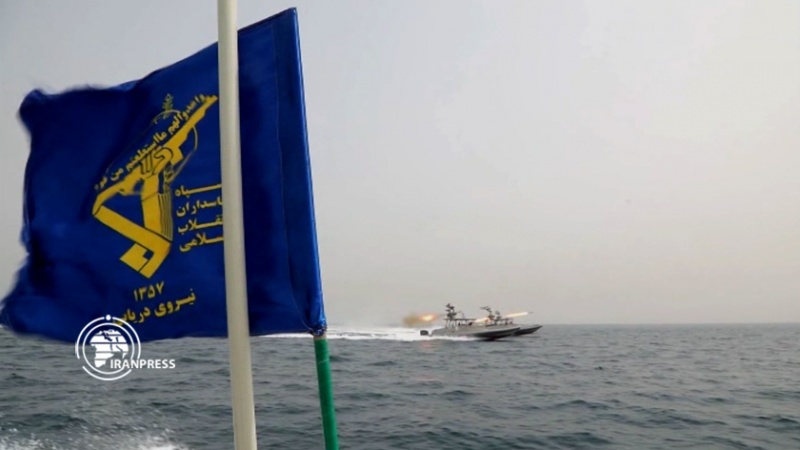 Iranpress: استعراض آخر انجازات القوة البحرية بالحرس الثوري في مناورة النبي الاعظم (ص) 17