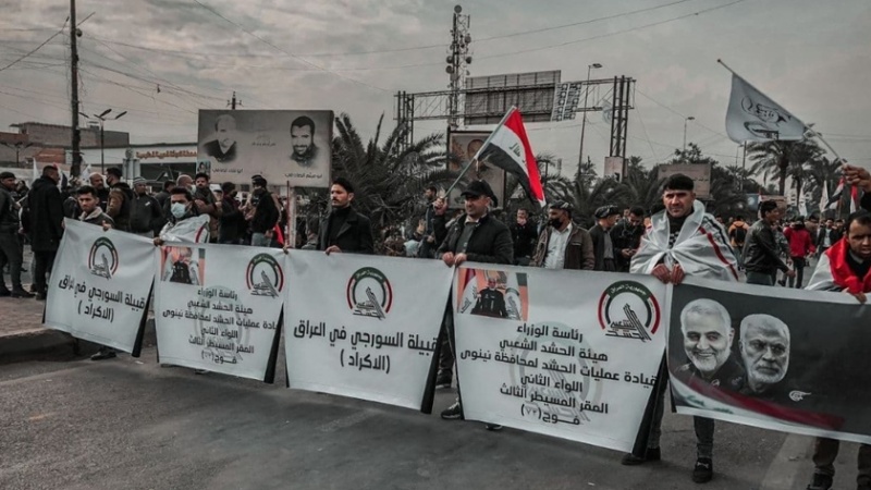 Iranpress: العراقيون يتظاهرون في الذكرى الثانية لاستشهاد قادة المقاومة