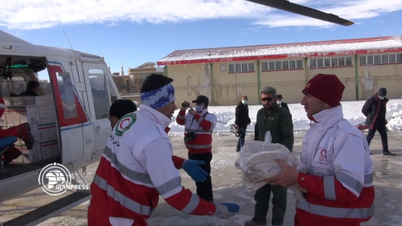 کمک‌رسانی به مردم اردبیل گرفتار در برف و سرمای شدید 