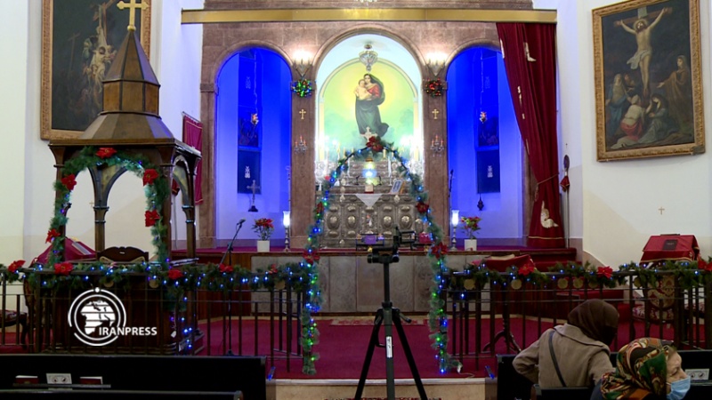 Iranpress: الاحتفال بالعام الجديد في كنيسة السيدة العذراء مريم بطهران