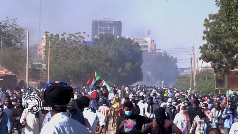 Iranpress: مظاهرات في السودان ؛ نهاية قوة العسكر وتحقیق إرادة السودانيين