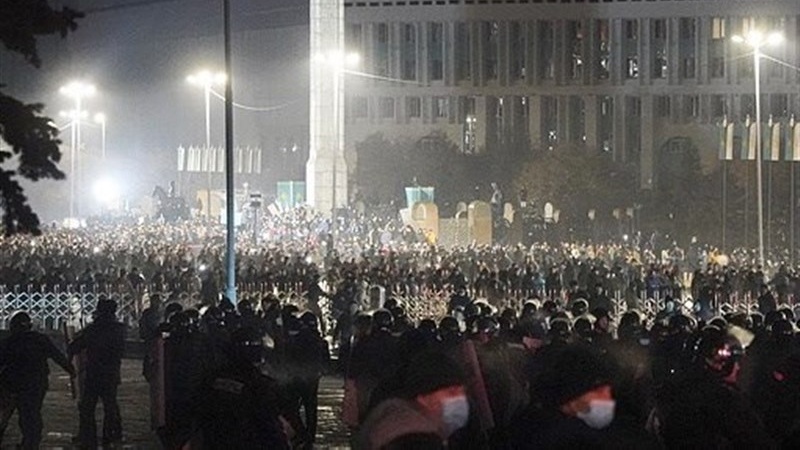 Iranpress: استقالة الحكومة الكازاخية عقب احتجاجات ضد التضخم 