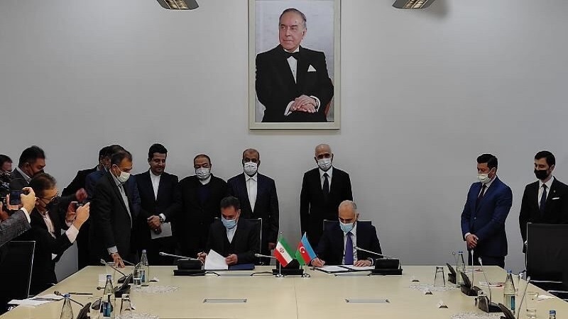 Iranpress: توقيع اتفاقية لإنشاء جسر للسيارات على الحدود الإيرانية الأذربيجانية