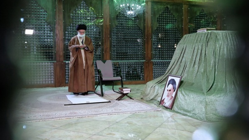 Iranpress: قائد الثورة الإسلامية يزور مرقد الإمام الخميني (ره) وقبور الشهداء