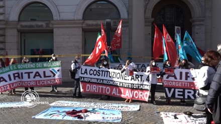 وقفة احتجاجية لموظفين مفصولين من شركة الطيران الإيطالي