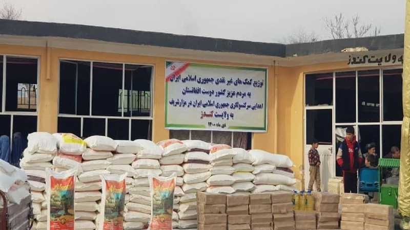 Iranpress: توزيع مساعدات إنسانية إيرانية في قندوز بأفغانستان