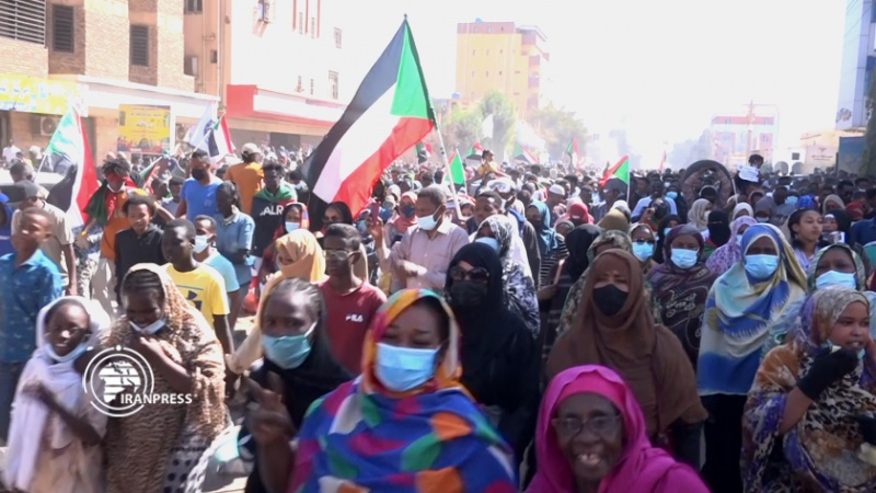 Iranpress: استمرار الأزمة في السودان.. هل يستقيل حمدوك؟