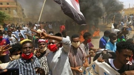 تظاهرات سودانی‌ها در اعتراض به حکومت نظامی/ کشته شدن ۳ معترض