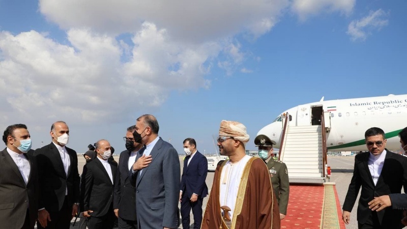  وزير الخارجية الإيراني يجتمع مع مسؤولين عمانيين