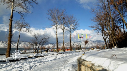 بحيرة ‘زريوار’ غربي إيران من أفضل وجهات ثلجية في الشتاء