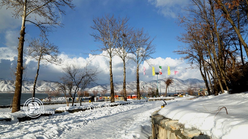 Iranpress: بحيرة ‘زريوار’ غربي إيران من أفضل وجهات ثلجية في الشتاء