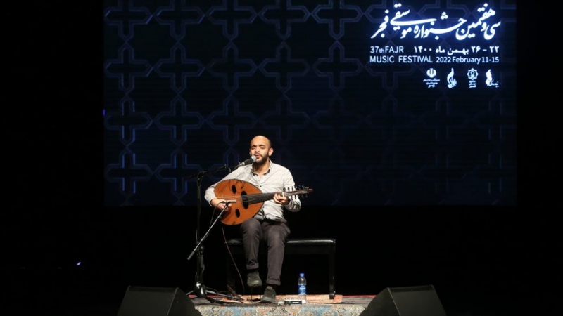 Iranpress: بالصور.. موسيقار مصري يعزف العود في مهرجان ‘فجر’ الموسيقى الـ 37