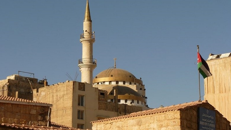 Iranpress: نشطاء يتداولون فيديو للحظة وفاة مسن أردني أثناء الصلاة في أحد مساجد عمان