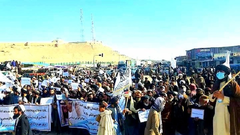 Iranpress: مظاهرة في ولاية زابل الأفغانية احتجاجًا على تجميد أموال الشعب