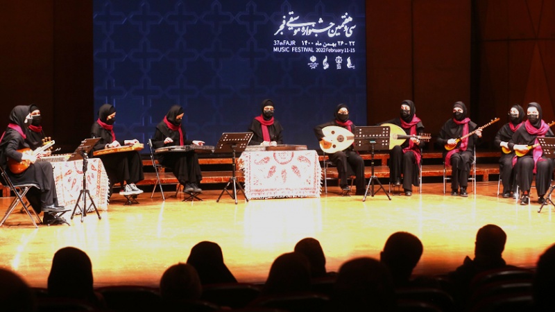 Iranpress: شاهد.. مواهب مدرسة موسيقى للفتيات في مهرجان " فجر" للموسیقی