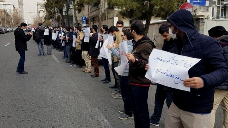 Iranpress: وقفة احتجاجية لطلاب إيرانيين أمام السفارة الهندية في طهران