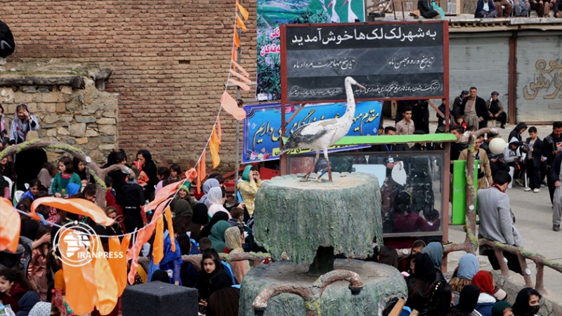 Iranpress: أول مهرجان لعودة اللقالق إلى قرية دره تفي السياحية + صور وفيديو