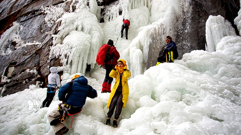Iranpress: مجموعة كنجنامه وجهة لمتسلقي الجليد في فصل الشتاء