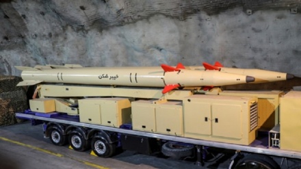 إيران تزيح الستار عن صاروخ دقيق بعيد المدى