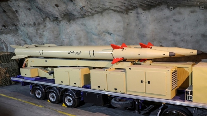 Iranpress: إيران تزيح الستار عن صاروخ دقيق بعيد المدى