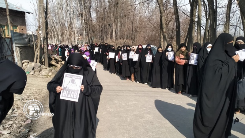 Iranpress: نساء كشمير يتظاهرن دعما للحجاب