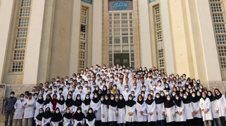دراسة طلاب من عشرات الدول في جامعة إيرانية