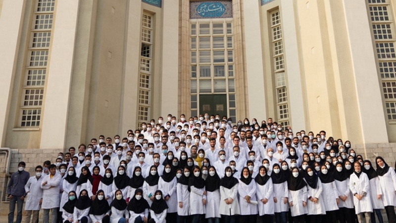Iranpress: دراسة طلاب من عشرات الدول في جامعة إيرانية