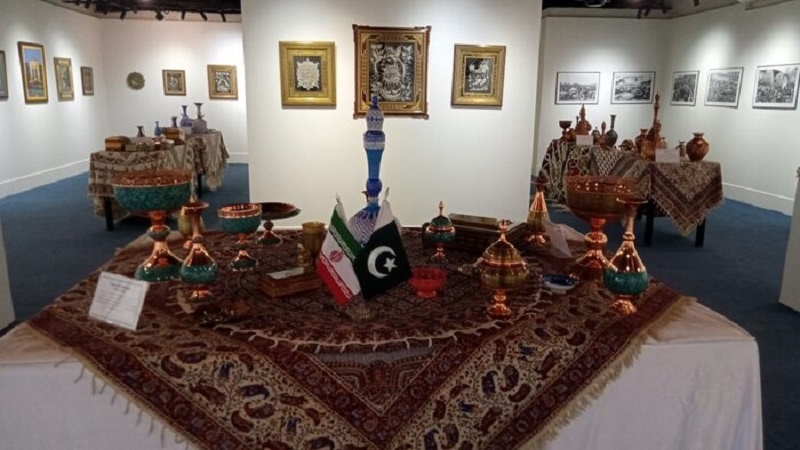 Iranpress: إيران تنظم معرض الحرف اليدوية والملصقات في باكستان 