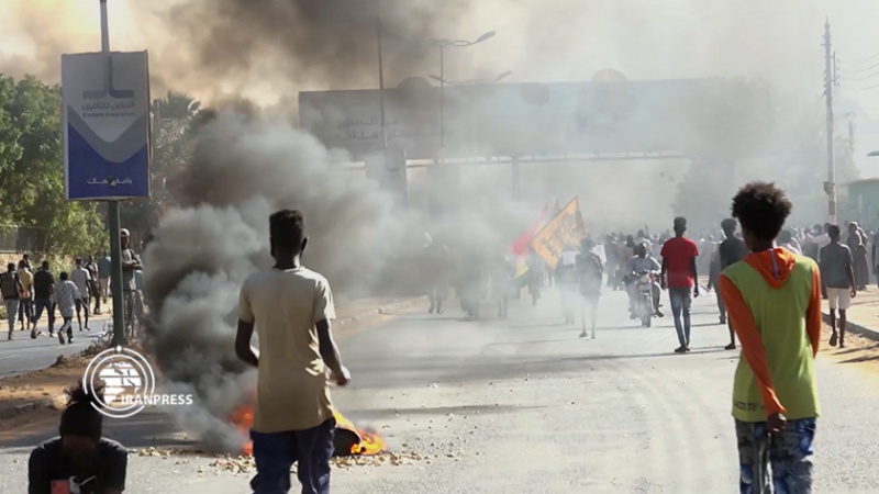 Iranpress: السودان.. استمرار المظاهرات رفضا لحكم العسكر