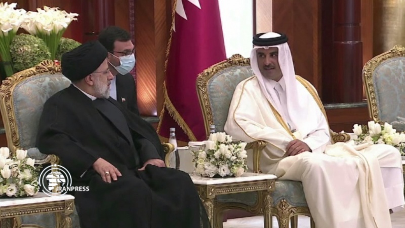 Iranpress: أمير دولة قطر يستقبل الرئيس الإيراني في مطار الدوحة