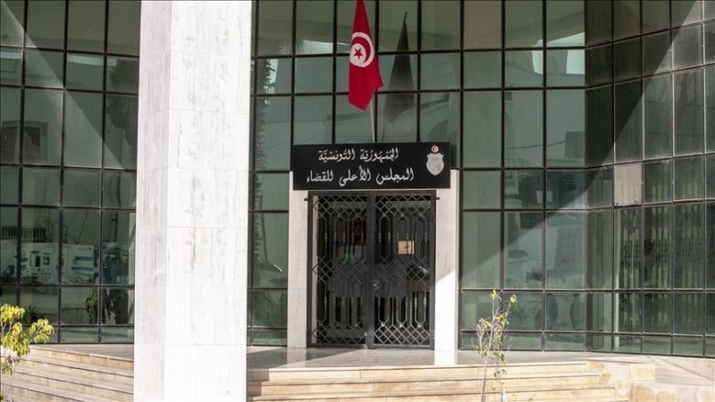 Iranpress: أزمة مؤسساتية وردود فعل غاضبة بعد قرار الرئيس التونسي بحل المجلس الأعلى للقضاء