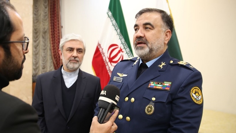 Iranpress: قائد القوة الجوية للجیش الإيراني يلتقي وزيرة الإنتاج الدفاعي الباكستانية