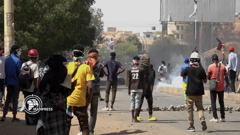 Iranpress: استمرار الاحتجاجات في السودان وانطلاق إضراب العمال
