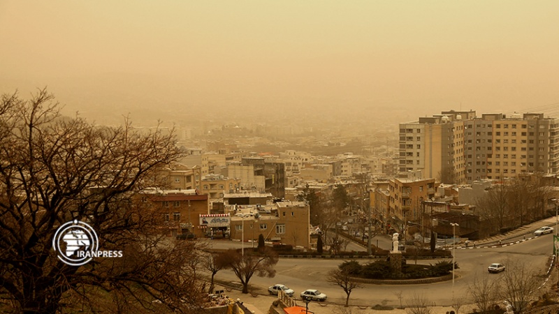 Iranpress: عاصفة رملية غيرمعتادة  تضرب محافظات إيرانية