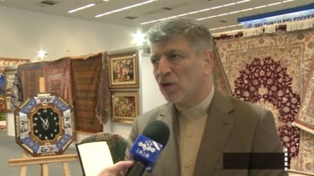 استعراض مشغولات يدوية وسجاجيد إيرانية في معرض دولي بتركيا