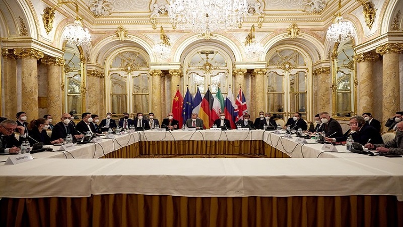 Iranpress: لقاء بين كبير المفاوضين الإيرانيين وإنريكه مورا في فيينا