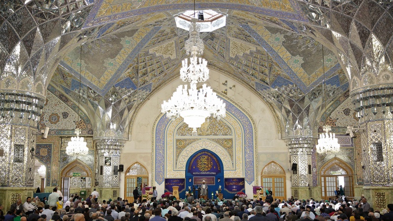 Iranpress: شاهد بالصور والفيديو..مدينة مشهد المقدسة تحتفل بالمبعث النبوي الشريف