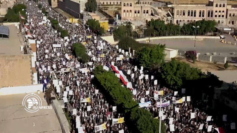 Iranpress: تظاهرة شعبية في صنعاء تنديدا بالحصار الأمريكي 