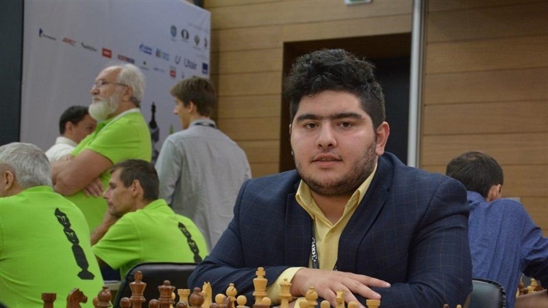 Iranpress: شاب إيراني يهزم بطل العالم في الشطرنج السريع