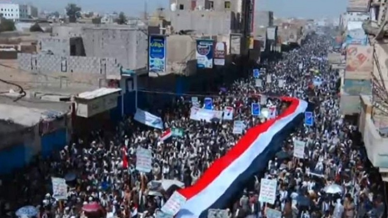 Iranpress: شاهد مسيرات جماهيرية حاشدة تحيي يوم الصمود الوطني في اليمن