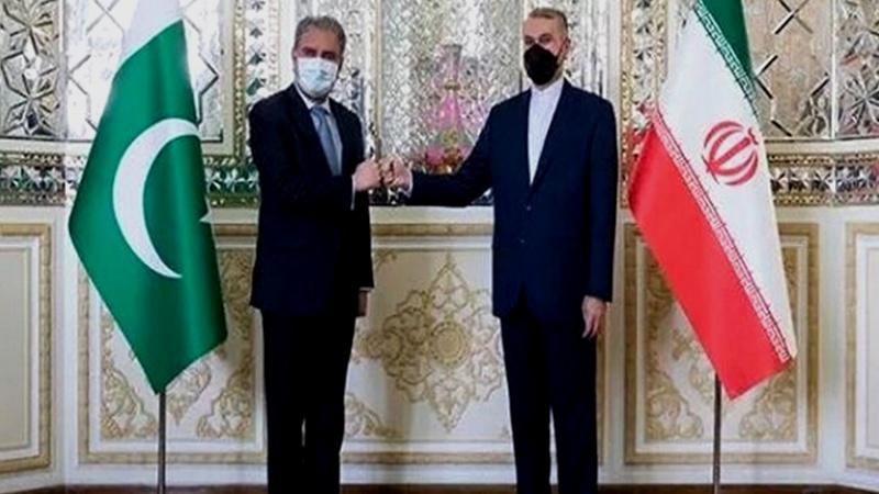 Iranpress: وزير الخارجية الإيراني يلتقي بنظيره الباكستاني