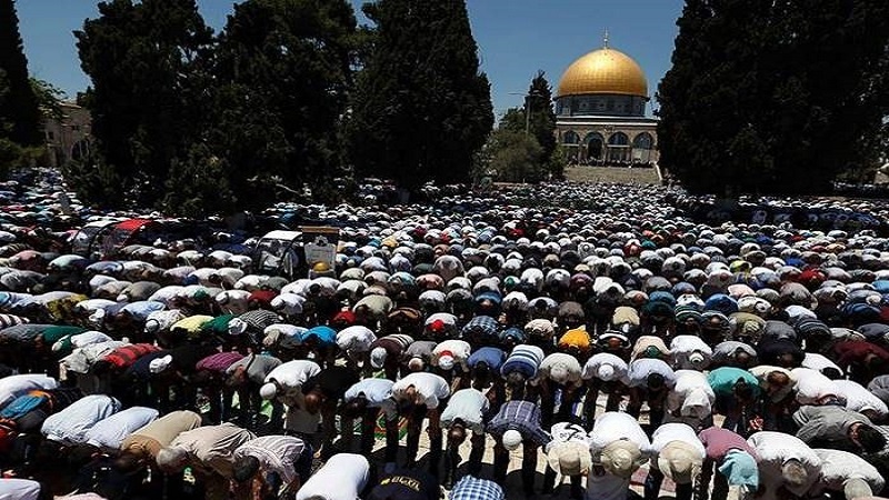 Iranpress: 150 ألف مصلٍ يؤدون صلاة الجمعة في المسجد الأقصى المبارك