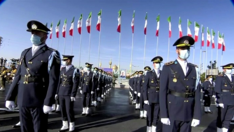 Iranpress: إحياء ذكرى يوم الجيش في إيران