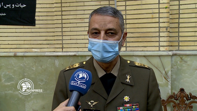 Iranpress: القائد العام للجيش: أدنى خطأ للعدو سيواجه برد قوي للغاية