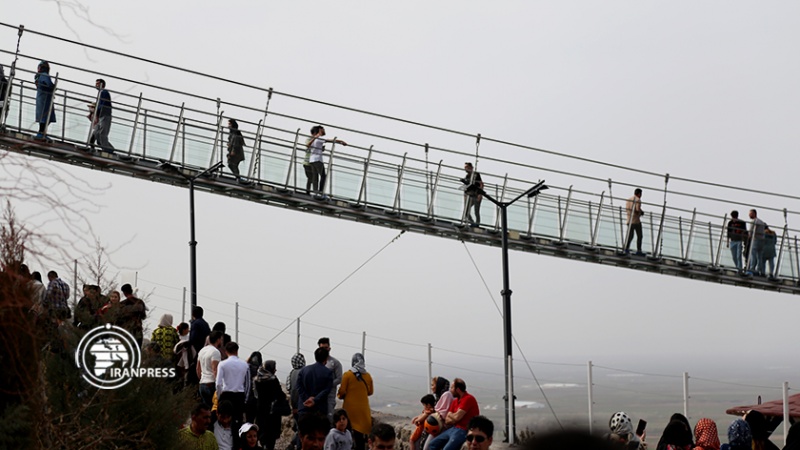 Iranpress: هير.. جسر زجاجي متدلٍ في شمال غرب إيران
